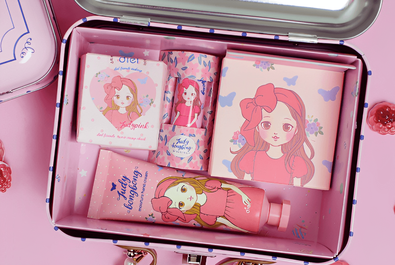Diel Friends kids cosmetic gift set in metal case